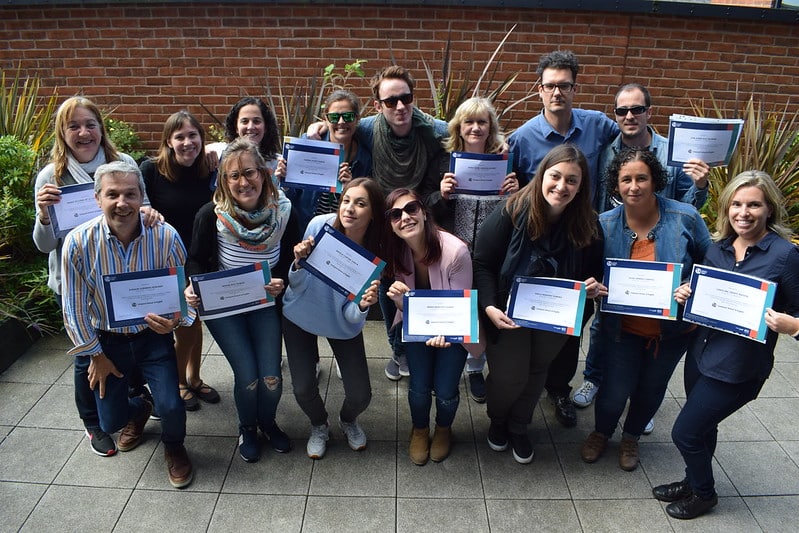 Estudantes com certificados na escola em Liverpool