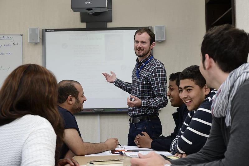 Professor dando aula na escola em Liverpool